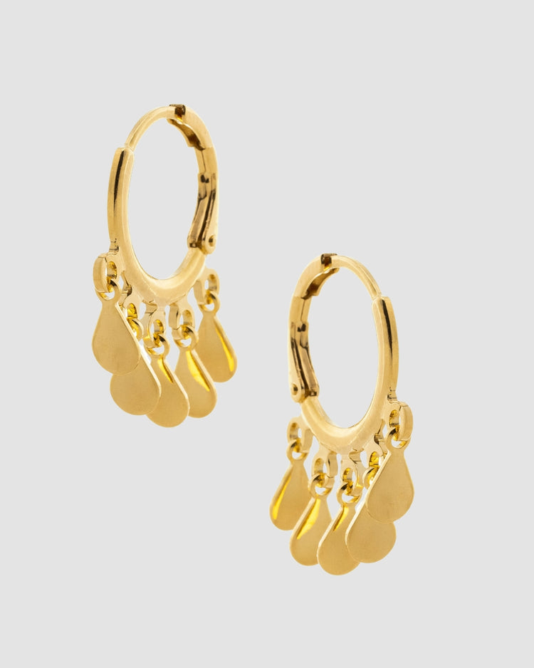 argola dourada Papoula banhada a ouro 18k com cinco gotas pendentes da coleção Lluvia, semijoia feminina de luxo acessível com design delicado e movimento fluido, brinco de 1,5 cm por 1,5 cm fotografado em fundo claro com iluminação suave destacando brilho, acabamento premium e detalhes das gotas