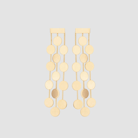 brinco dourado Papoula com design em cascata, corrente fina com discos circulares, 8 cm de comprimento e 1,5 cm de largura, semijoia com acabamento polido, fotografado em fundo cinza neutro