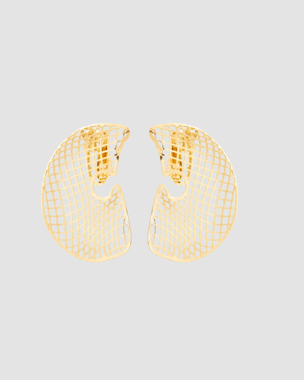 brinco de pressão dourado Papoula com design vazado em formato curvo, estrutura leve em metal polido e acabamento luminoso, fotografado em fundo cinza neutro