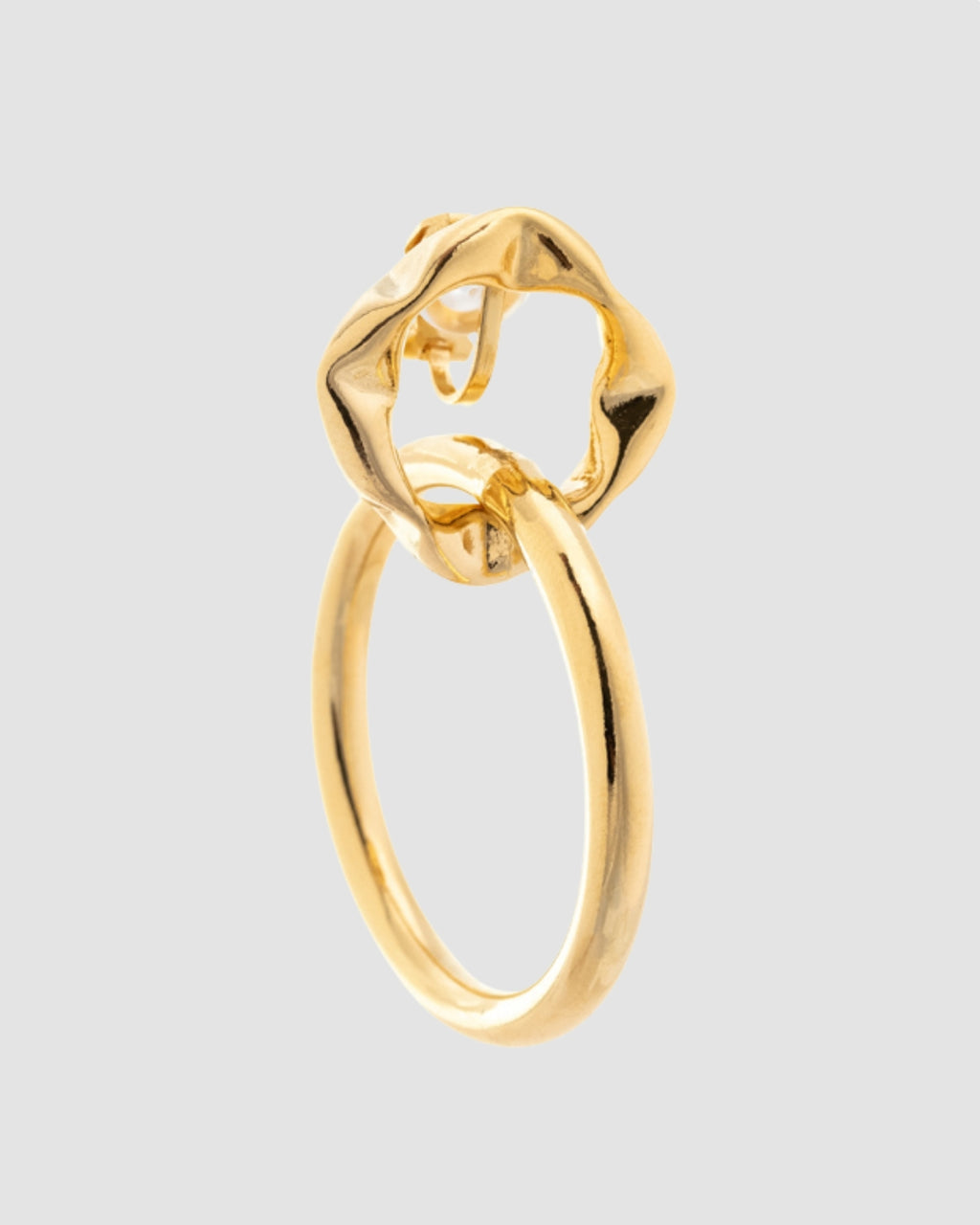 brinco de pressão dourado Papoula com topo orgânico em metal polido e argola circular, semijoia fotografada em fundo cinza neutro destacando brilho e acabamento