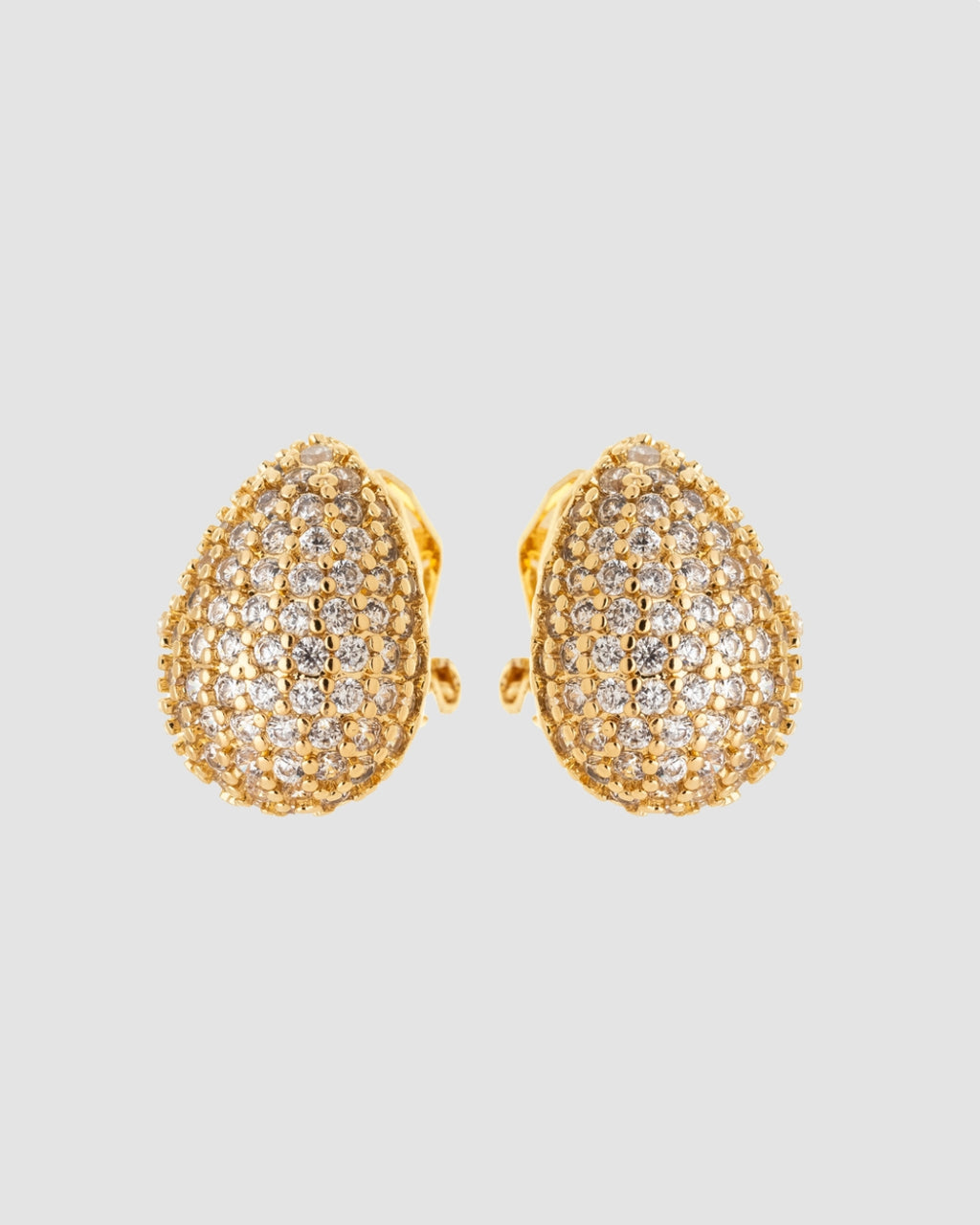 brinco de pressão dourado em formato de gota, cravejado de zircônias, semijoia Papoula com 1,5 cm por 1,0 cm, ideal para quem não tem orelha furada, fotografado em close