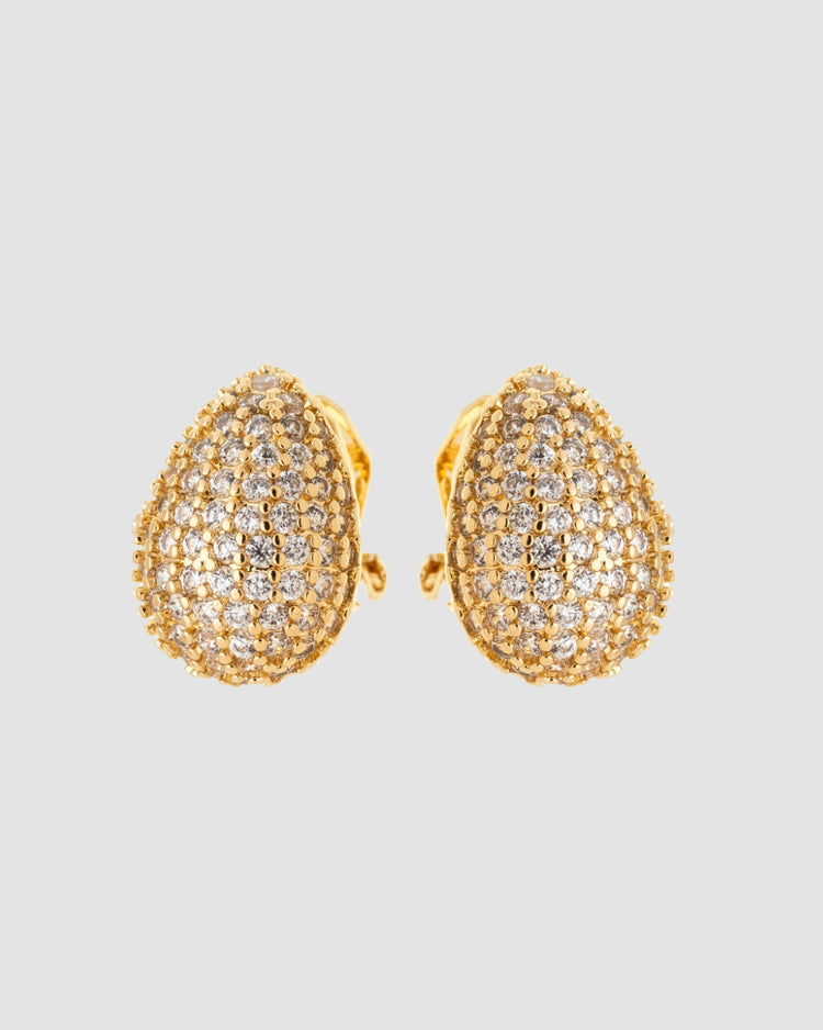 brinco de pressão dourado em formato de gota, cravejado de zircônias, semijoia Papoula com 1,5 cm por 1,0 cm, ideal para quem não tem orelha furada, fotografado em close