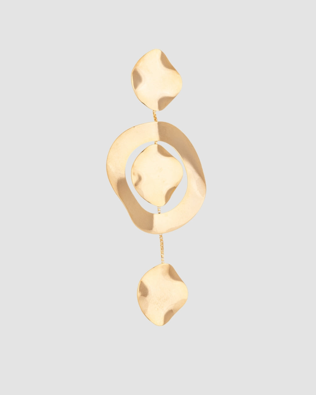 brinco movimento dourado Papoula com design em cascata, elementos orgânicos suspensos por correntes delicadas, 8,5 cm de comprimento e 3,5 cm de largura, semijoia com acabamento polido, fotografado em fundo cinza neutro