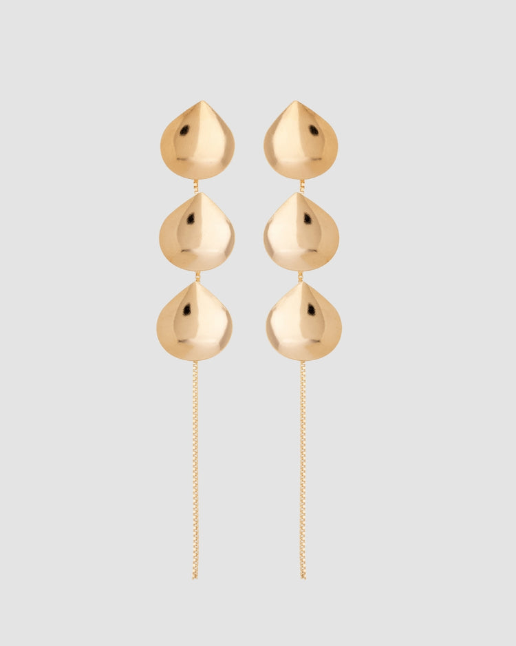 brinco gotas dourado Papoula, semijoia banhada a ouro 18k com 3 gotas de 1,5cm em corrente delicada, 10cm de comprimento total, acabamento polido brilhante, antialérgico para orelha furada, fotografado em fundo cinza neutro