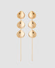 brinco gotas dourado Papoula, semijoia banhada a ouro 18k com 3 gotas de 1,5cm em corrente delicada, 10cm de comprimento total, acabamento polido brilhante, antialérgico para orelha furada, fotografado em fundo cinza neutro