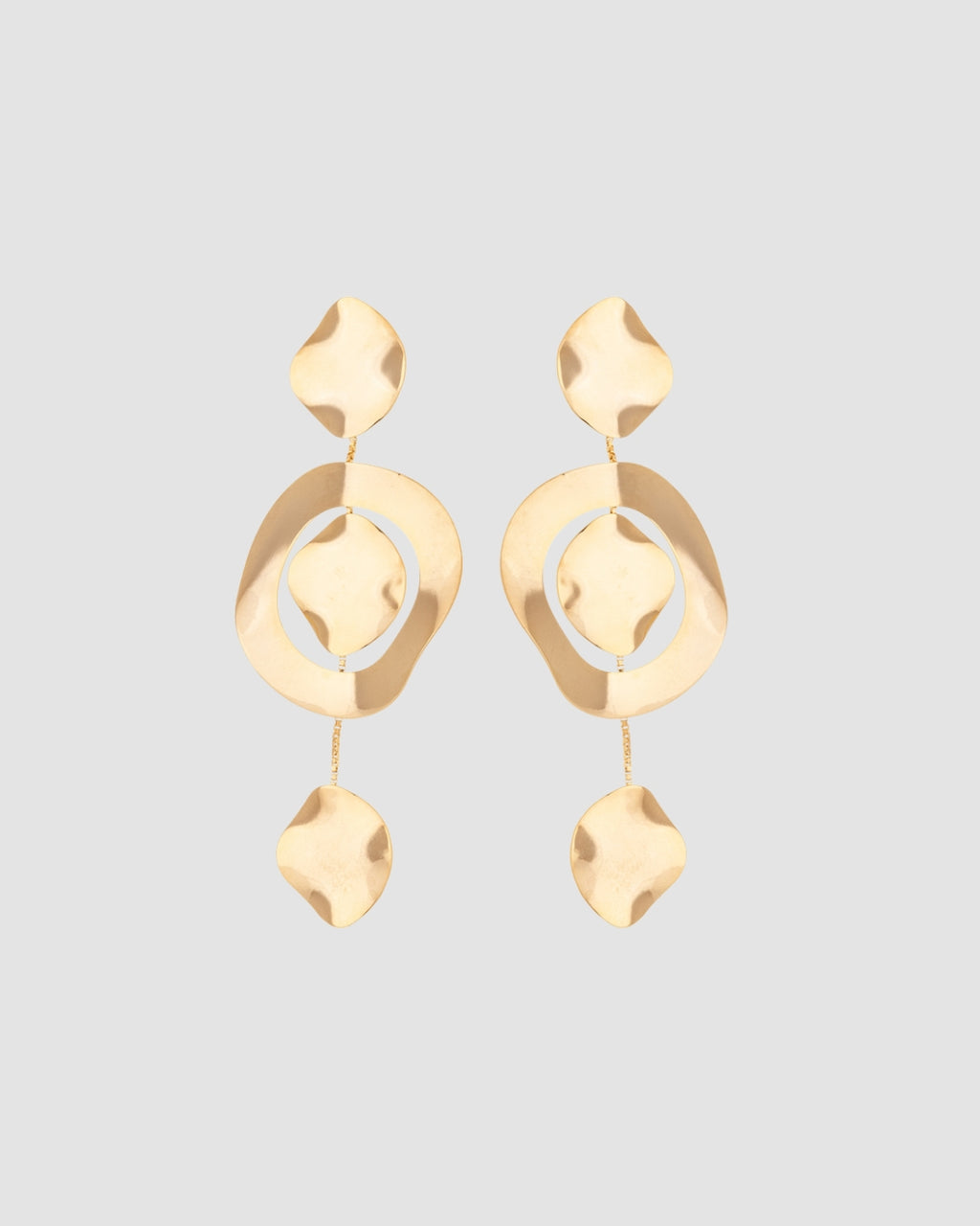 brinco movimento dourado Papoula com design em cascata, elementos orgânicos suspensos por correntes delicadas, 8,5 cm de comprimento e 3,5 cm de largura, semijoia com acabamento polido, fotografado em fundo cinza neutro