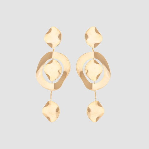 brinco movimento dourado Papoula com design em cascata, elementos orgânicos suspensos por correntes delicadas, 8,5 cm de comprimento e 3,5 cm de largura, semijoia com acabamento polido, fotografado em fundo cinza neutro