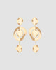 brinco movimento dourado Papoula com design em cascata, elementos orgânicos suspensos por correntes delicadas, 8,5 cm de comprimento e 3,5 cm de largura, semijoia com acabamento polido, fotografado em fundo cinza neutro