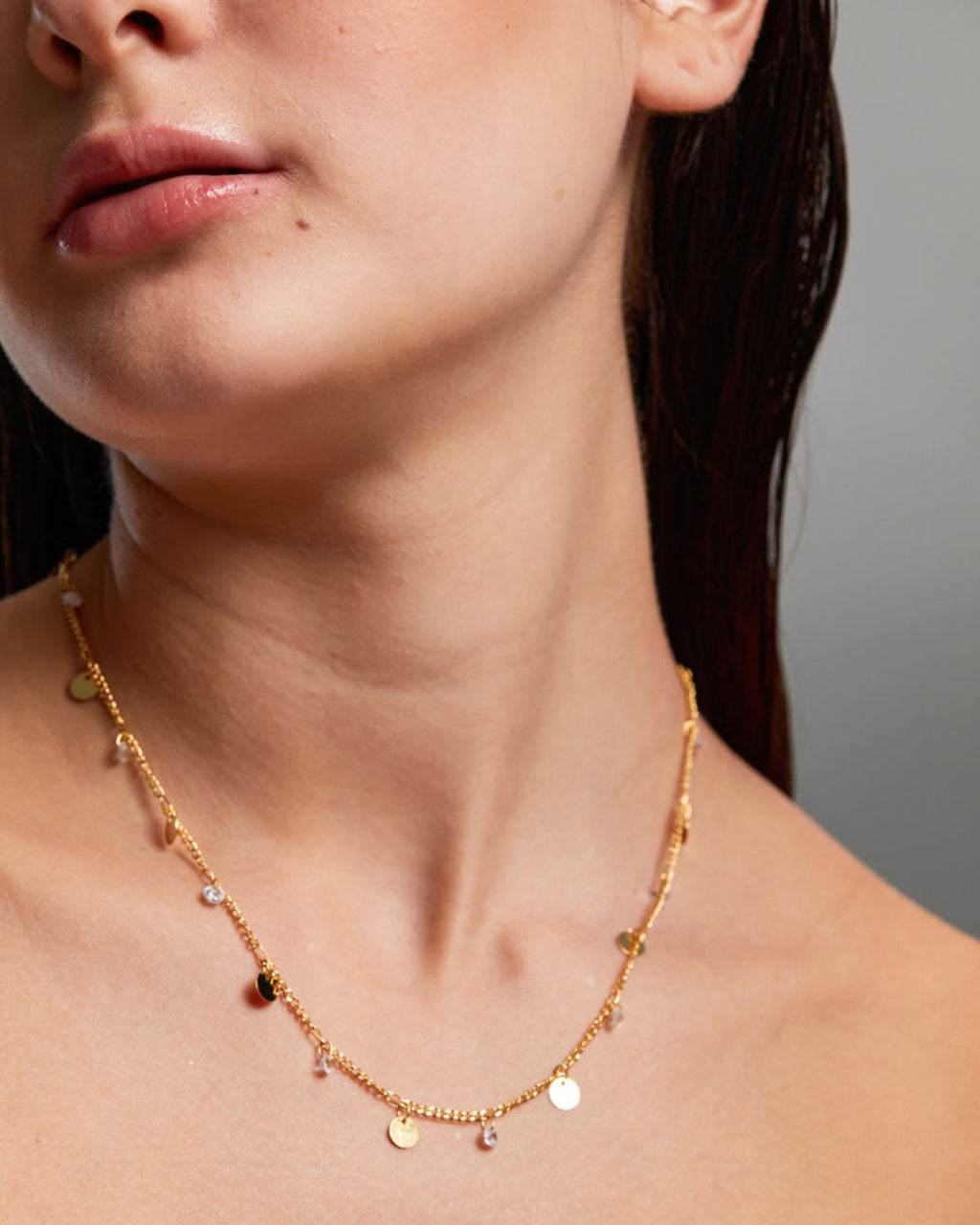 colar-com-pingentes-zirconia-e-chapas-45cm-dourada-papoula-light-dots-2