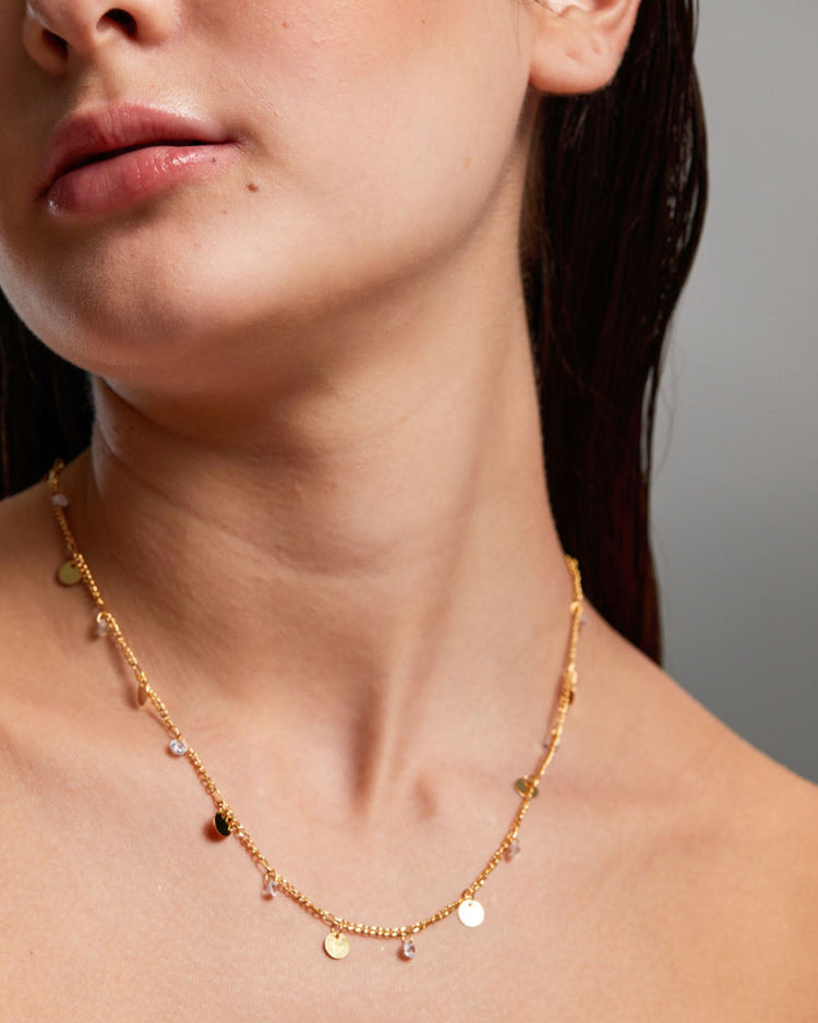 colar-com-pingentes-zirconia-e-chapas-45cm-dourada-papoula-light-dots-2