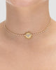 choker espírito santo dourada Papoula sendo usada por modelo, semijoia banhada a ouro 18k com corrente em zircônias retangulares e pingente espírito santo de 2cm, 30cm + 10cm de extensão, modelo com pele clara luminosa, fotografia de produto para e-commerce
