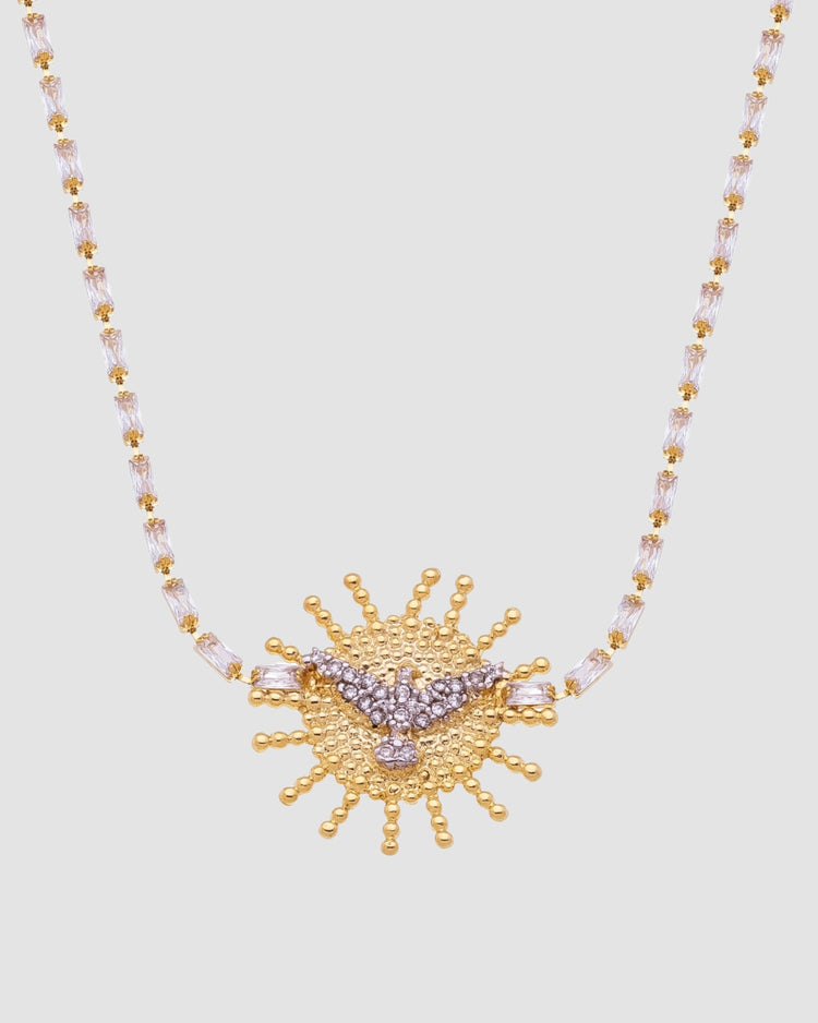 choker espírito santo dourada Papoula, semijoia banhada a ouro 18k com corrente em zircônias retangulares brilhantes e pingente espírito santo de 2cm com zircônias, 30cm + 10cm de extensão, acabamento polido brilhante, antialérgico, fotografado em fundo cinza neutro, fotografia de produto para e-commerce
