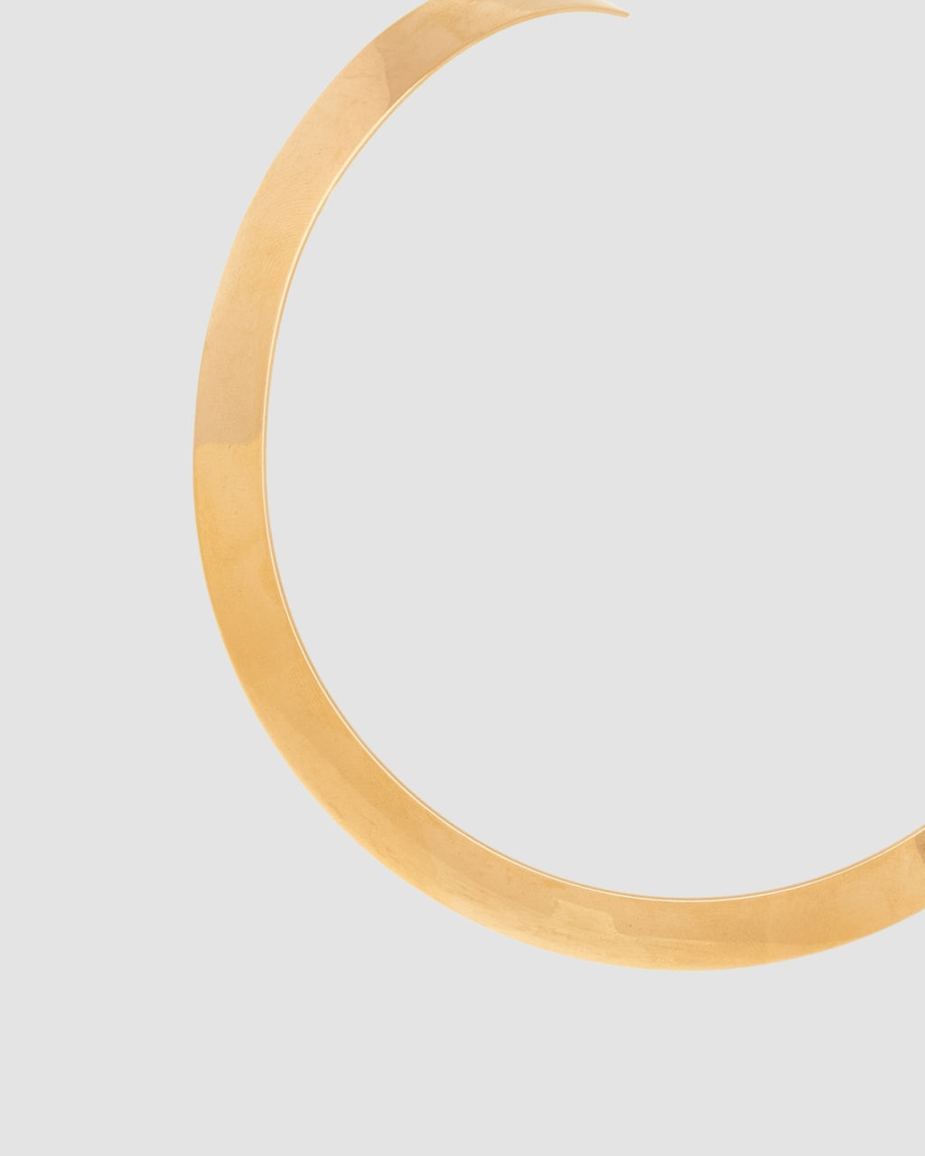 choker de aro duro dourado Papoula, semijoia com banda grossa de 1cm de espessura e encaixe perfeito no colo, acabamento polido, fotografado em fundo cinza neutro