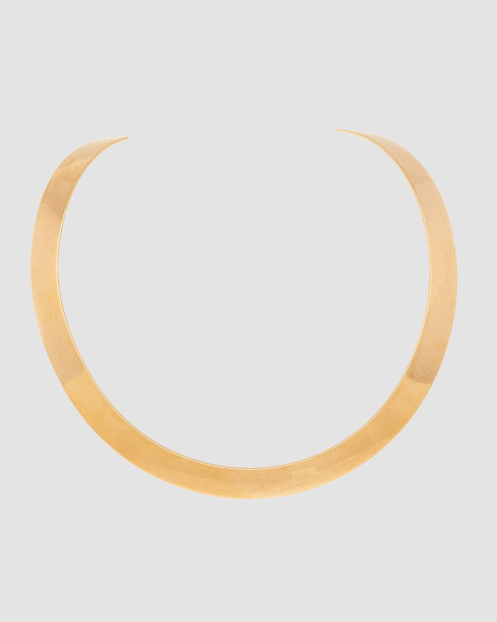 choker de aro duro dourado Papoula, semijoia com banda grossa de 1cm de espessura e encaixe perfeito no colo, acabamento polido, fotografado em fundo cinza neutro