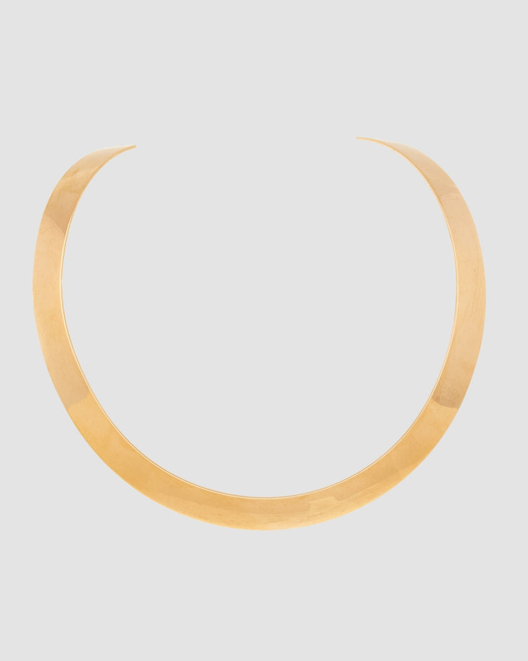 choker de aro duro dourado Papoula, semijoia com banda grossa de 1cm de espessura e encaixe perfeito no colo, acabamento polido, fotografado em fundo cinza neutro