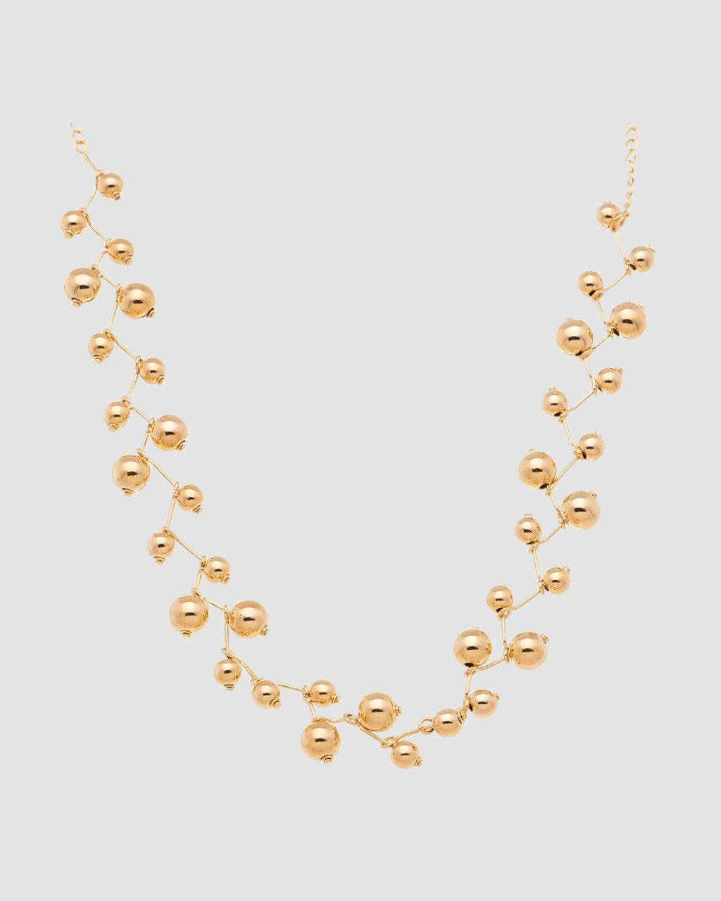 choker bolinhas dourada Papoula, semijoia banhada a ouro 18k com design em bolinhas delicadas, 30cm + 15cm de ajuste, acabamento polido brilhante, antialérgico, fotografado em fundo cinza neutro, fotografia de produto para e-commerce