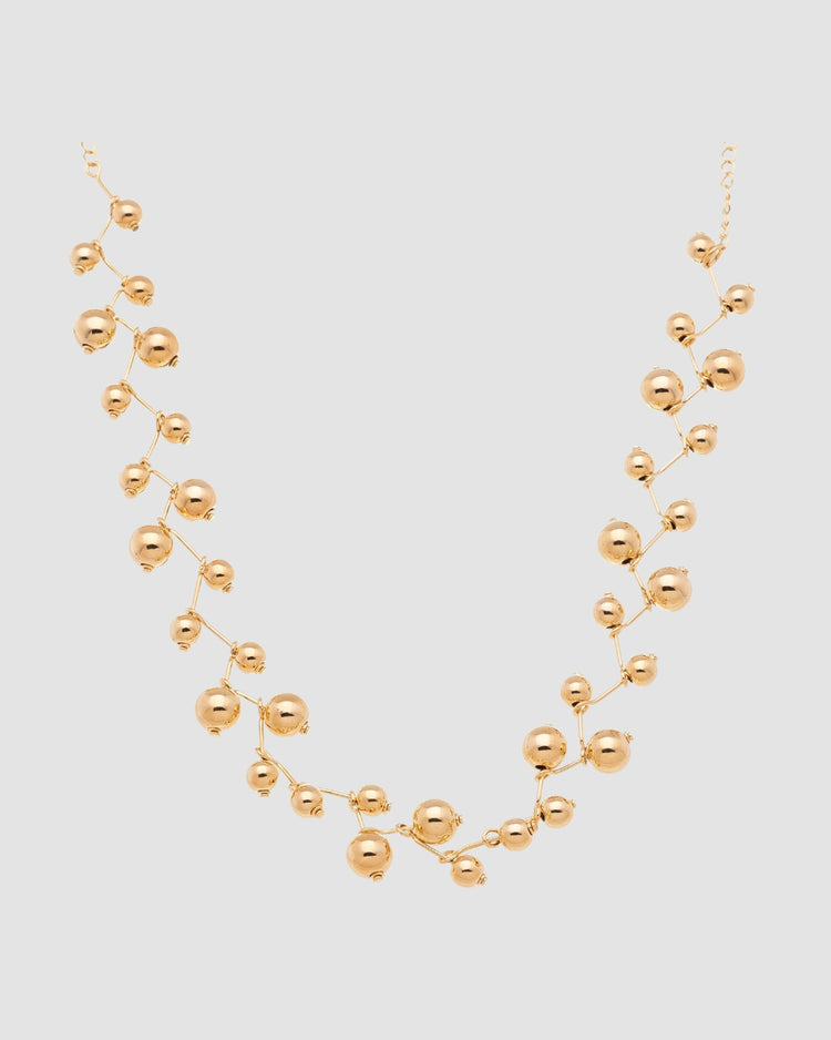 choker bolinhas dourada Papoula, semijoia banhada a ouro 18k com design em bolinhas delicadas, 30cm + 15cm de ajuste, acabamento polido brilhante, antialérgico, fotografado em fundo cinza neutro, fotografia de produto para e-commerce
