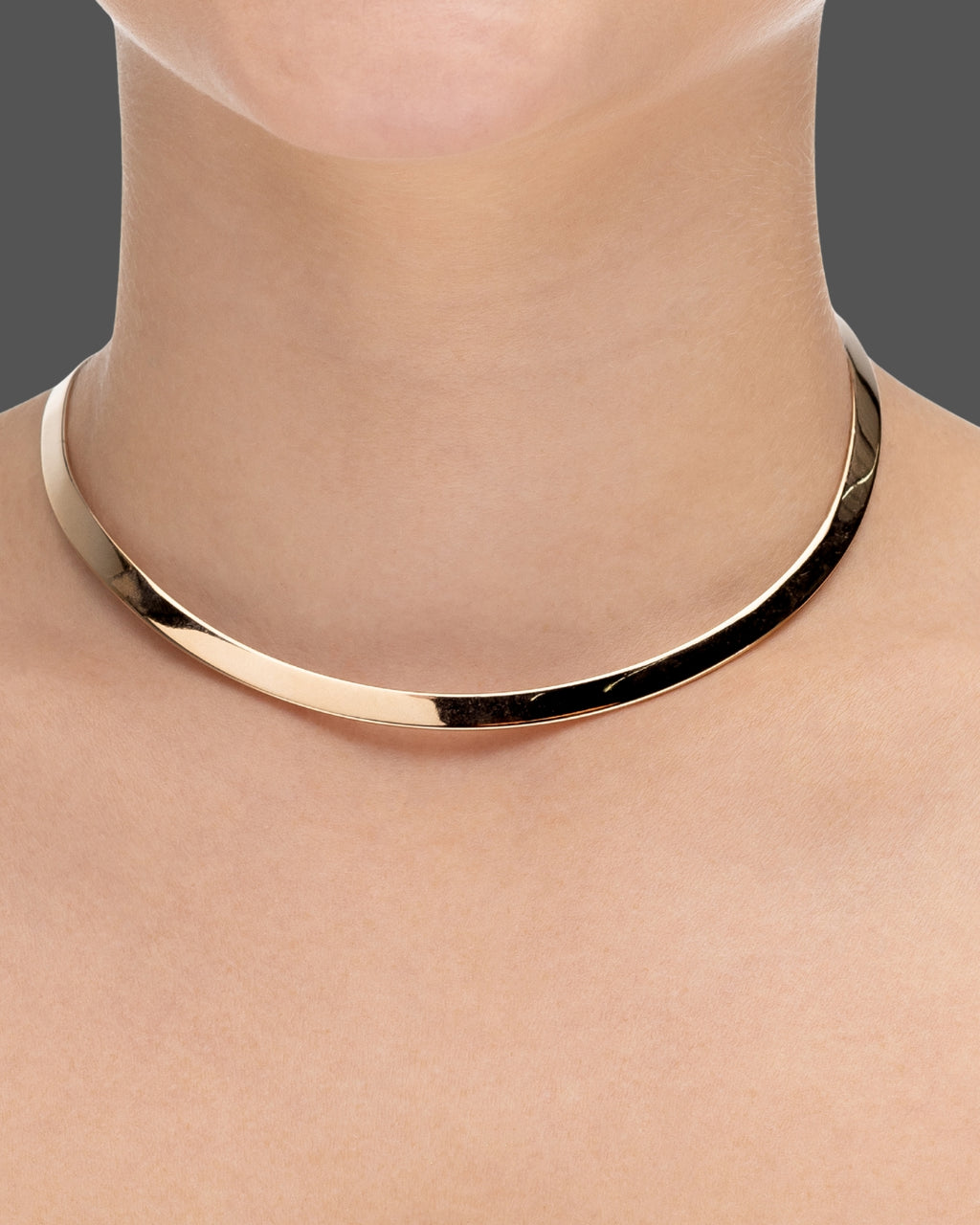 choker de aro duro dourado Papoula, semijoia com encaixe perfeito no colo, aro fino de 0,5 cm de espessura e acabamento polido, fotografado no pescoço