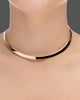 choker de aro duro dourado Papoula, semijoia com encaixe perfeito no colo, aro fino de 0,5 cm de espessura e acabamento polido, fotografado no pescoço