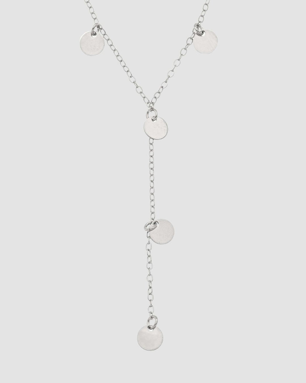 colar choker prateado Papoula em formato Y, semijoia com corrente fina e mini pingentes circulares, modelo de 35 cm fotografado em zoom em fundo cinza neutro