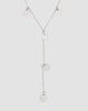 colar choker prateado Papoula em formato Y, semijoia com corrente fina e mini pingentes circulares, modelo de 35 cm fotografado em zoom em fundo cinza neutro