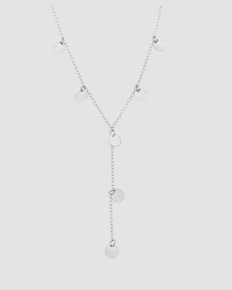 colar choker prateado Papoula em formato Y, semijoia com corrente fina e mini pingentes circulares, modelo de 35 cm fotografado em fundo cinza neutro