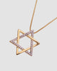colar estrela de davi dourado Papoula, semijoia banhada a ouro 18k com pendente estrela de 1,8cm em corrente veneziana de 45cm, zircônias brilhantes, acabamento polido brilhante, antialérgico, fotografado em fundo cinza neutro, fotografia de produto para e-commerce