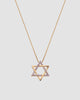 colar estrela de davi dourado Papoula, semijoia banhada a ouro 18k com pendente estrela de 1,8cm em corrente veneziana de 45cm, zircônias brilhantes, acabamento polido brilhante, antialérgico, fotografado em fundo cinza neutro, fotografia de produto para e-commerce