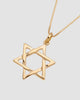 colar estrela de davi dourado Papoula, semijoia banhada a ouro 18k com pendente estrela de 1,8cm em corrente veneziana de 45cm, acabamento polido brilhante, antialérgico, fotografado em fundo cinza neutro