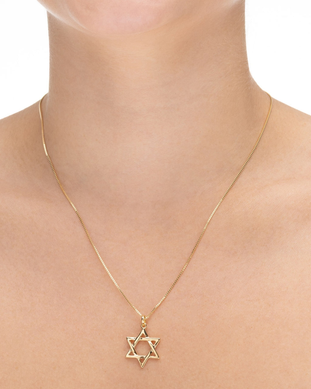 colar estrela de davi dourado Papoula, semijoia banhada a ouro 18k com pendente estrela de 1,8cm em corrente veneziana de 45cm, acabamento polido brilhante, antialérgico, fotografado no pescoço