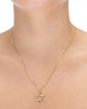 colar estrela de davi dourado Papoula, semijoia banhada a ouro 18k com pendente estrela de 1,8cm em corrente veneziana de 45cm, acabamento polido brilhante, antialérgico, fotografado no pescoço