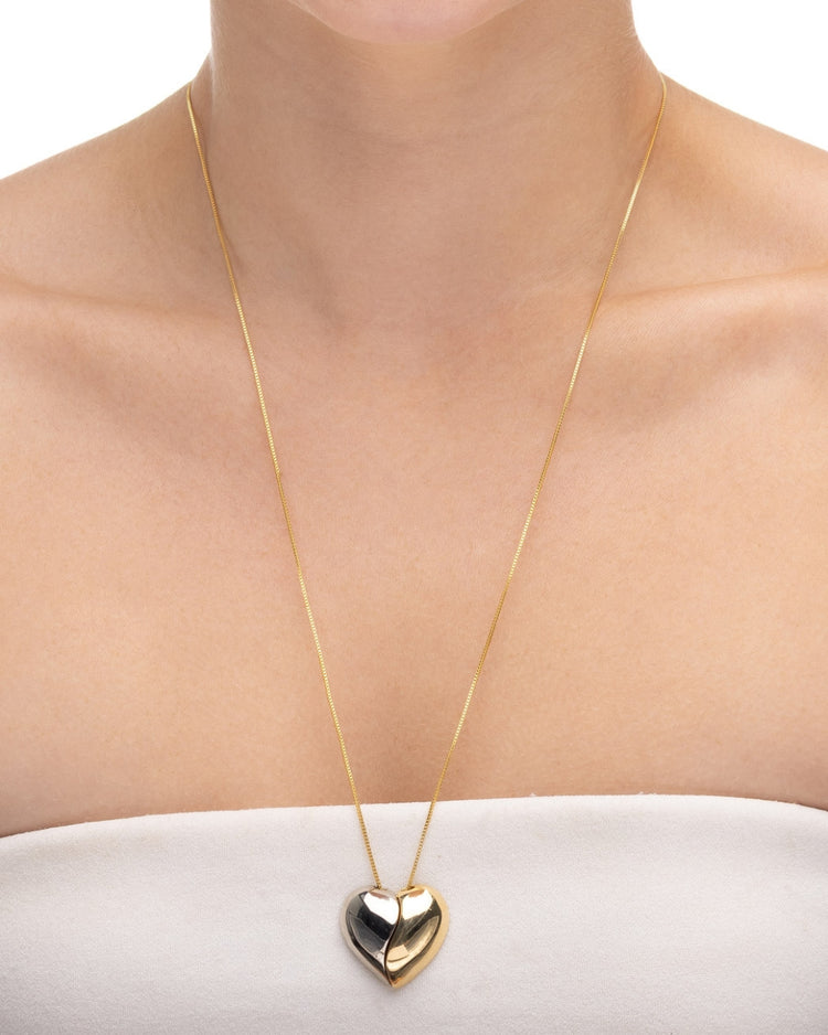 colar coração bicolor dourado e prateado Papoula, semijoia banhada a ouro 18k com pingente coração 2,5cm, 60cm + 5cm extensão com fecho ajustável, metades encaixáveis, acabamento polido, fotografado no pescoço