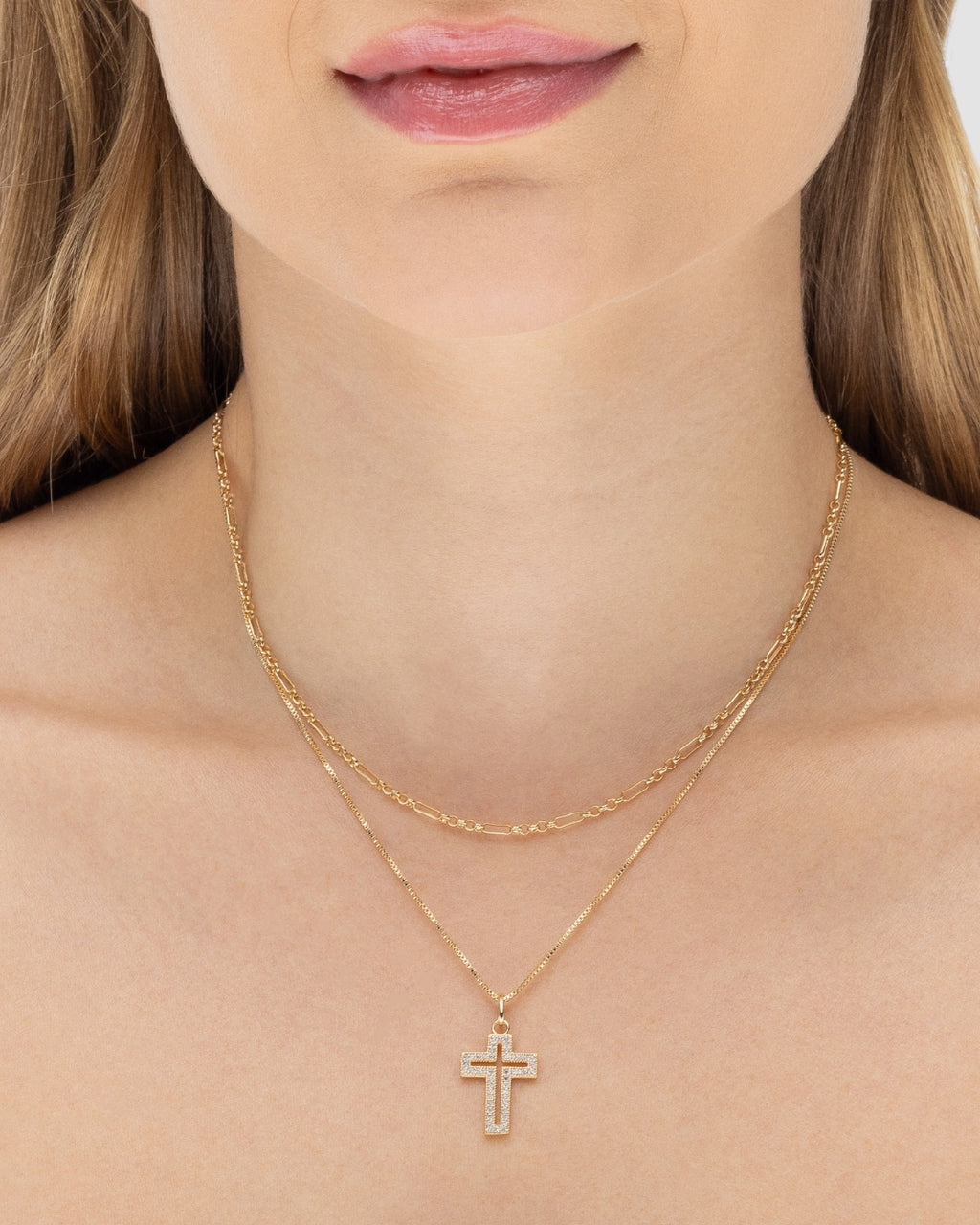 Colar duplo feminino banhado a ouro 18k com pingente crucifixo vazado cravejado de microzircônias — semijoia religiosa Papoula