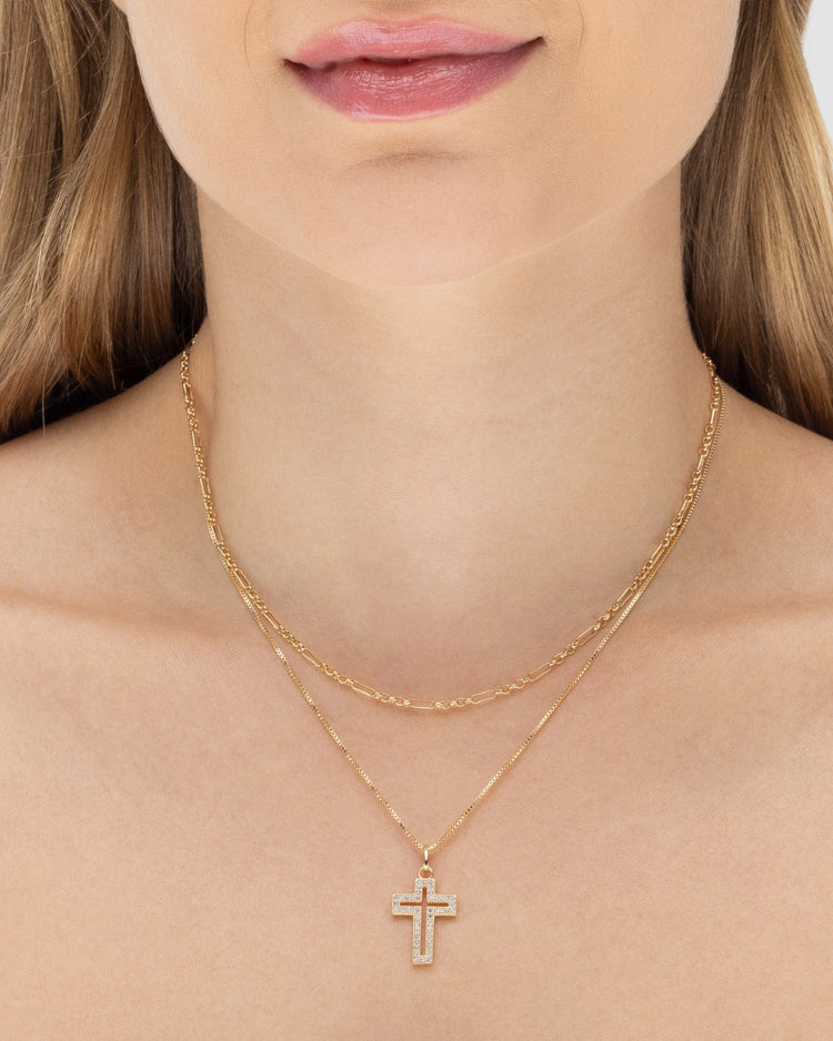 Colar duplo feminino banhado a ouro 18k com pingente crucifixo vazado cravejado de microzircônias — semijoia religiosa Papoula