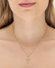 Colar duplo feminino banhado a ouro 18k com pingente crucifixo vazado cravejado de microzircônias — semijoia religiosa Papoula
