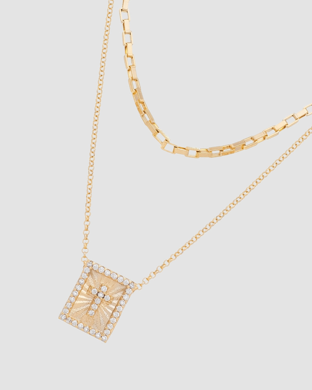 Colar duplo banhado a ouro 18k com corrente, corrente grumet e pingente placa quadrada com crucifixo e microzircônias — semijoia feminina Papoula