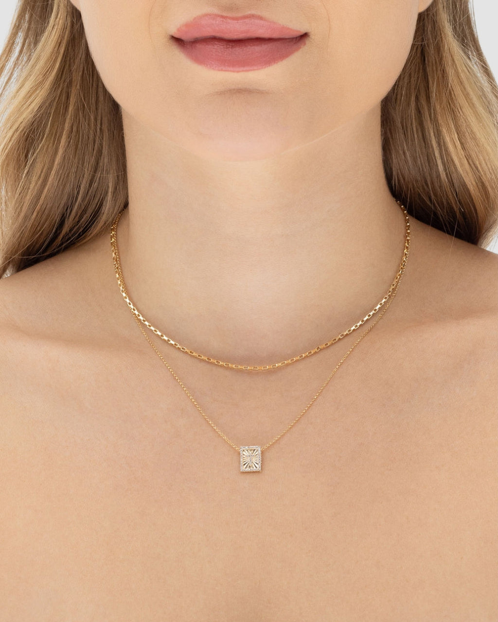 Colar duplo feminino delicado banhado a ouro 18k com pingente placa crucifixo cravejado de microzircônias — semijoia religiosa Papoula