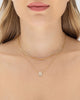 Colar duplo feminino delicado banhado a ouro 18k com pingente placa crucifixo cravejado de microzircônias — semijoia religiosa Papoula
