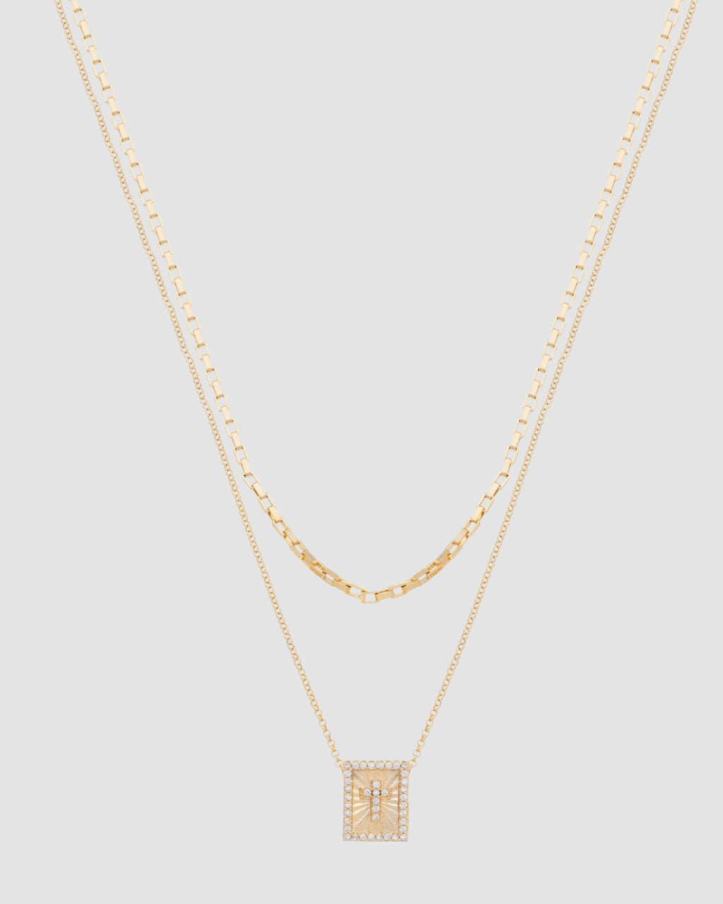 Colar duplo banhado a ouro 18k com corrente cartier, corrente grumet e pingente placa quadrada com crucifixo e microzircônias — semijoia feminina Papoula