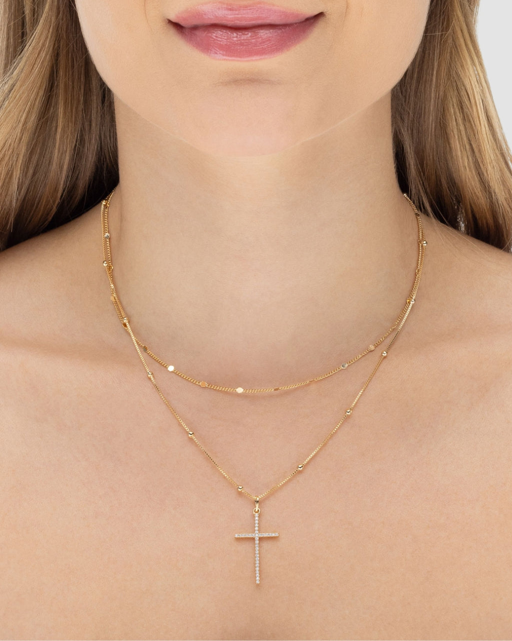 Colar duplo feminino banhado a ouro 18k com corrente satélite e pingente crucifixo cravejado de microzircônias — semijoia religiosa Papoula