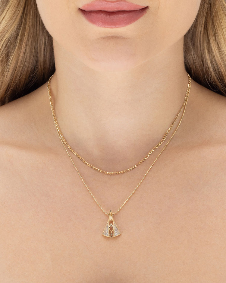 Colar duplo feminino banhado a ouro 18k com pingente Nossa Senhora Aparecida cravejado de microzircônias — semijoia religiosa Papoula