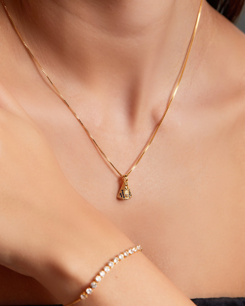 gargantilha-n-s-aparecida-cravejada-dourada-papoula-blessed-be-3