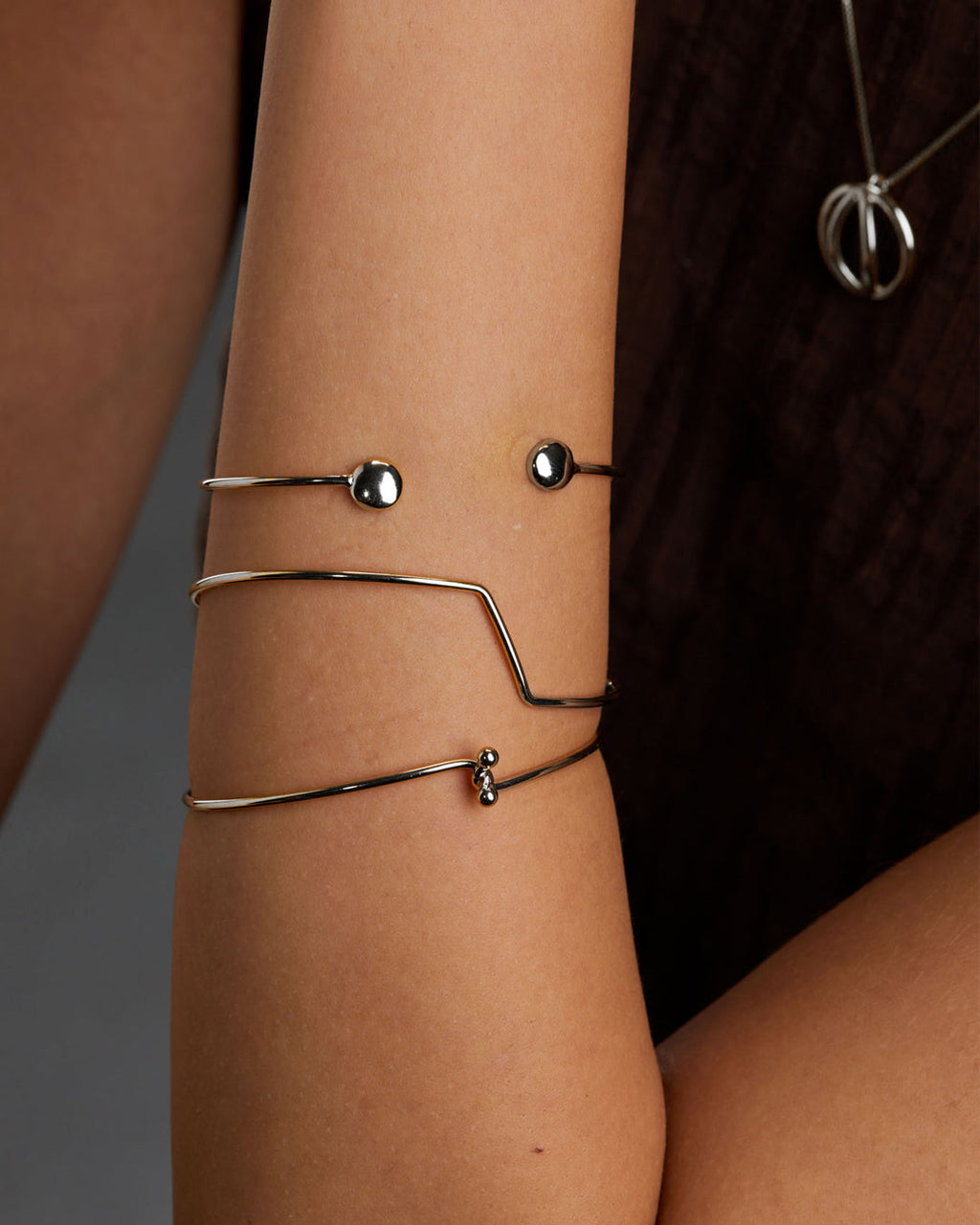 pulseira-bracelete-prateada-papoula-fio-2