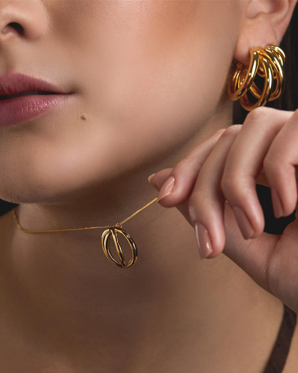 colar-com-pingente-globo-dourado-papoula-fio-2