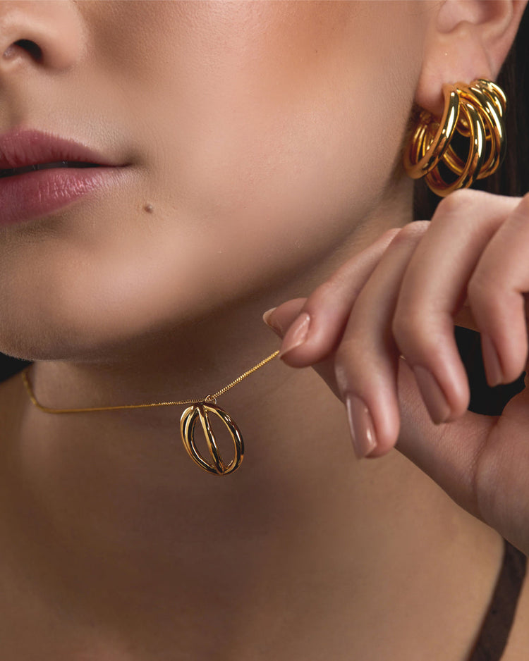 colar-com-pingente-globo-dourado-papoula-fio-2