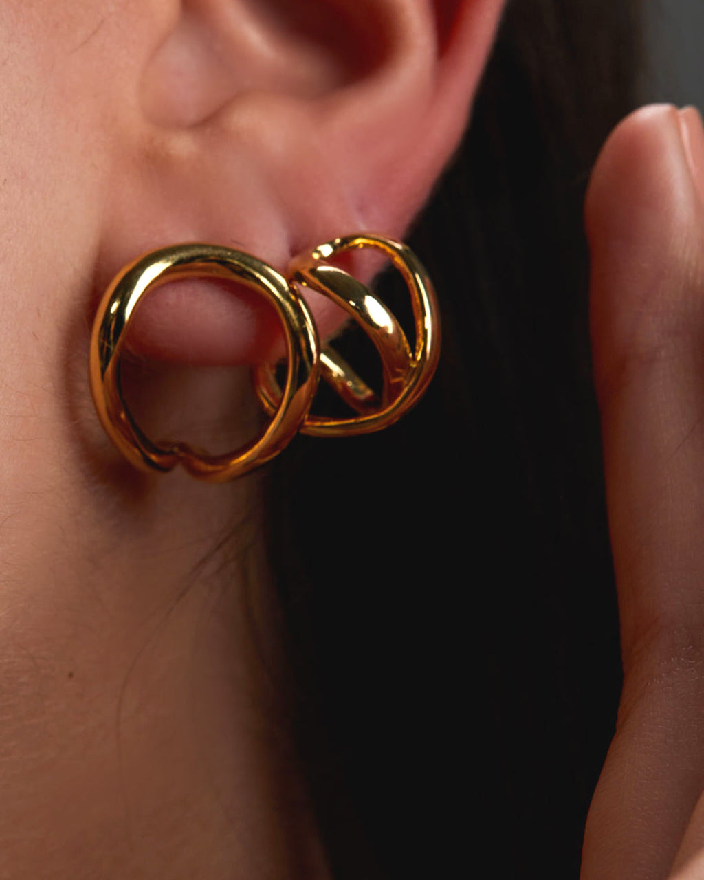 brinco-gota-lisa-dourado-papoula-fio-2