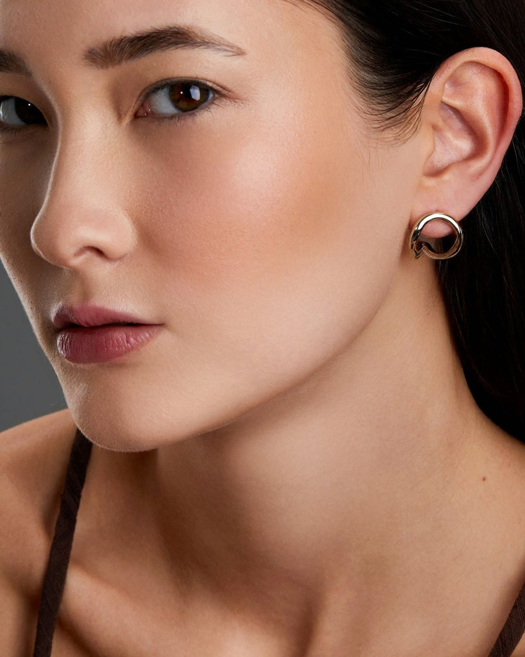 brinco-gota-lisa-prateado-papoula-fio-2