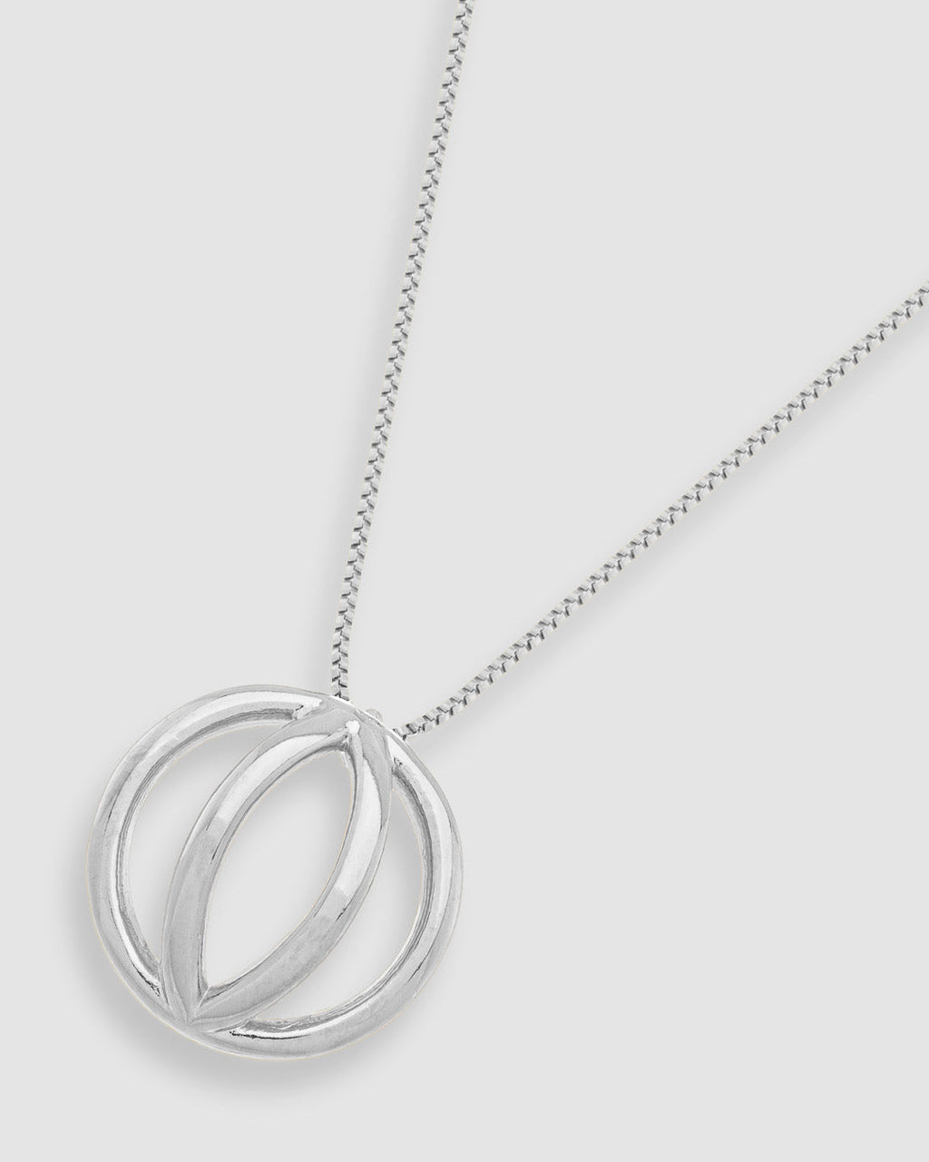 colar-com-pingente-globo-prateado-papoula-fio-3