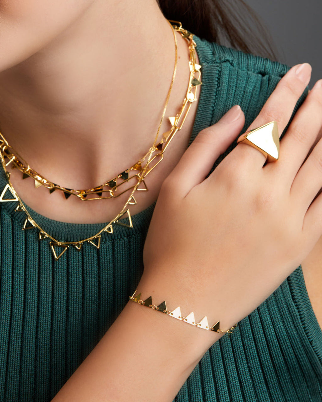 pulseira-triangulo-dourada-17cm-papoula-geometrica-2