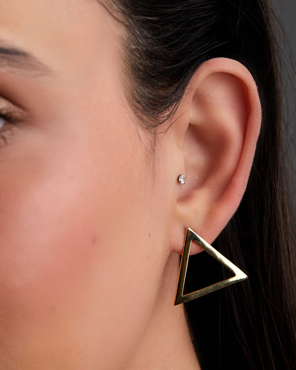 brinco-triangulo-dourado-papoula-geometrica-2